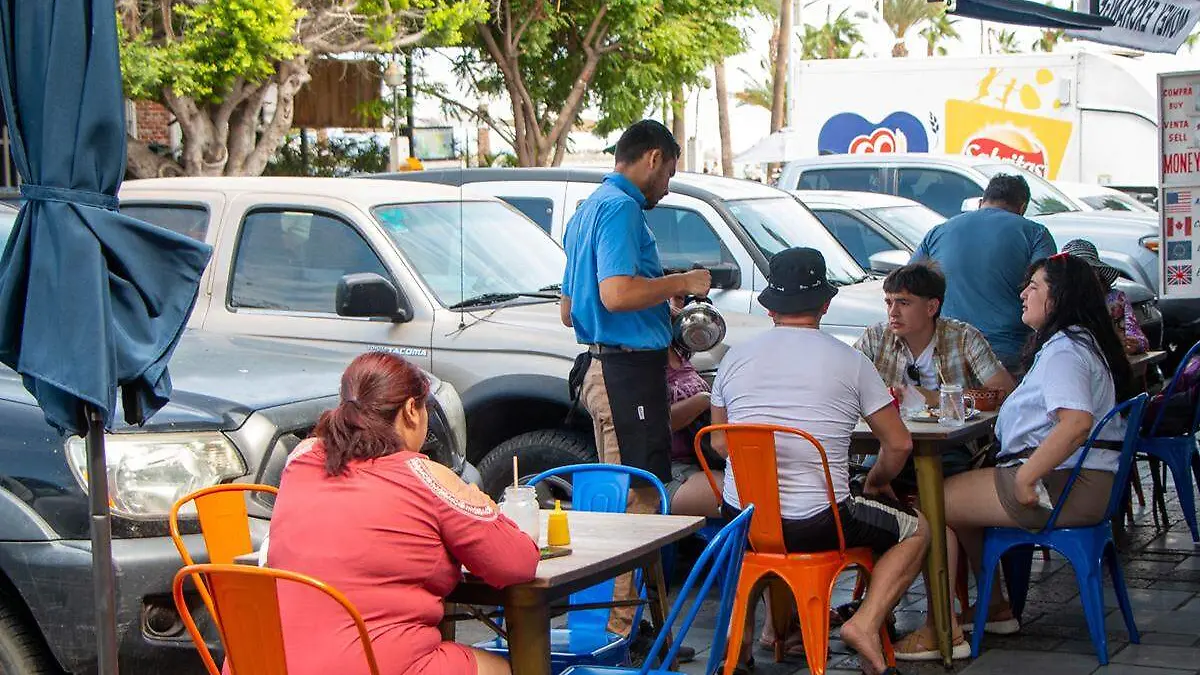 Meseros turistas negocio la paz 1